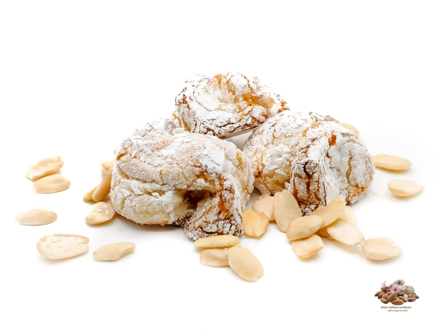Tre biscotti alle mandorle con zucchero a velo su mandorle dolci pelate dolci delizie siciliane