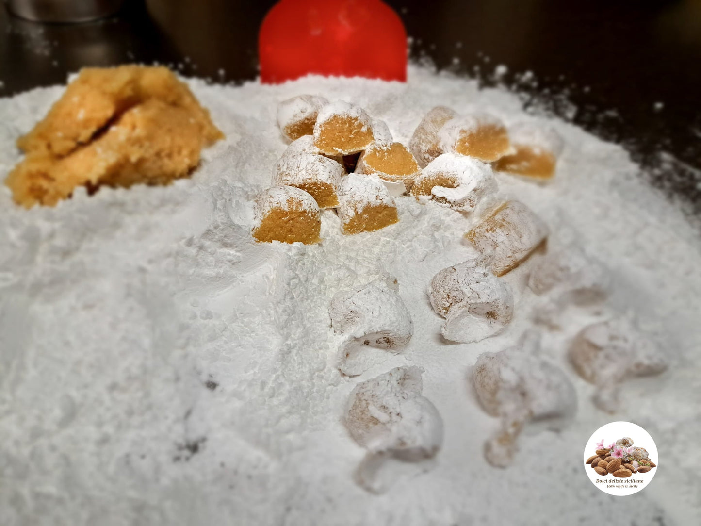 Biscotti alle mandorle classici con zucchero a velo dolci delizie siciliane